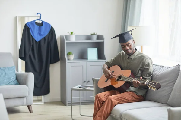 Porträtt Ung Afro Amerikan Som Spelar Gitarr Hemma Medan Han — Stockfoto