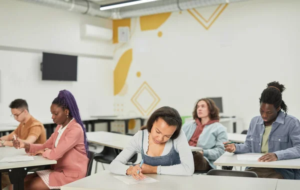 Weitwinkelblick Auf Diverse Studentengruppen Die Der Schulklasse Schreibtisch Sitzen Mit — Stockfoto