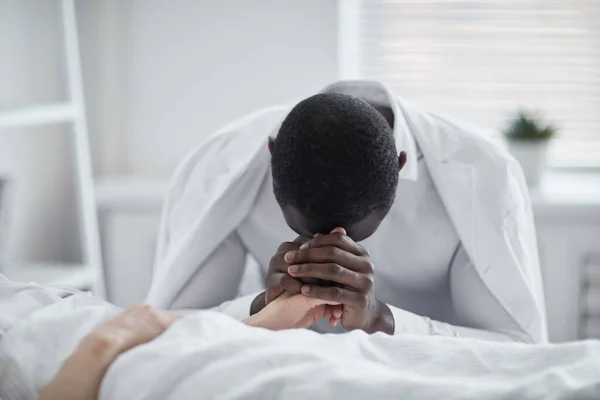 Africký Mladý Muž Obává Zdraví Svého Přítele Nemocničním Oddělení — Stock fotografie