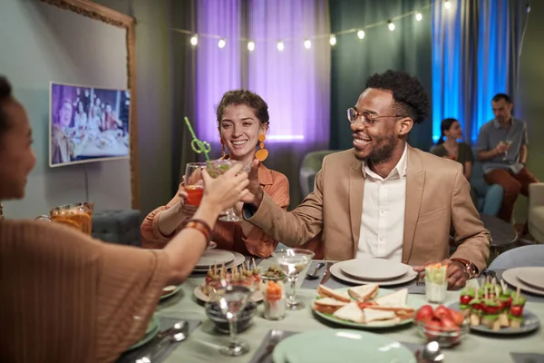 Zarif melez bir çiftin portresi. Arkadaşlarıyla evde yemek yiyor ve bardakları tokuşturuyor, fotokopi çekiyor.