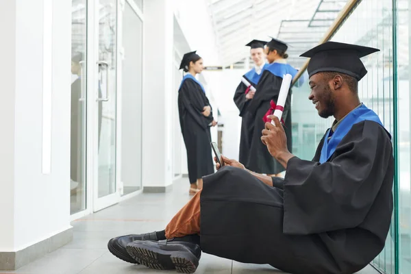 Plná Délka Boční Pohled Šťastný Afroameričan Sobě Maturitní Šaty Ukazující — Stock fotografie