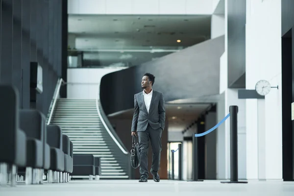 Retrato Completo Del Exitoso Hombre Negocios Afroamericano Que Camina Hacia —  Fotos de Stock