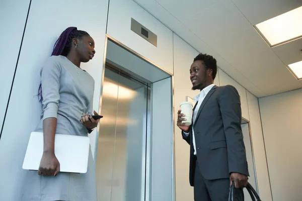 Alacsony Látószögű Kilátás Két Afro Amerikai Üzletember Várja Lift Irodaépület — Stock Fotó