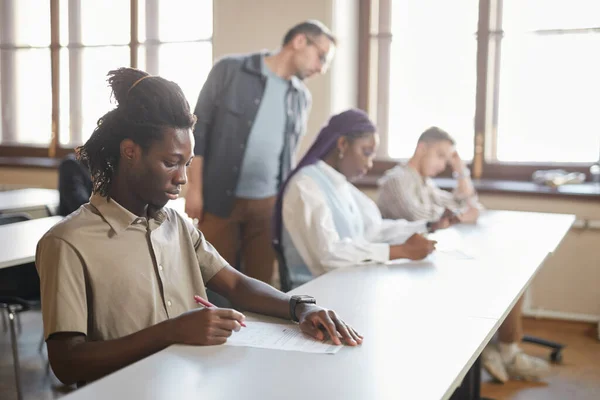 Olika Grupp Studenter Som Tar Examen College Medan Sitter Rad — Stockfoto