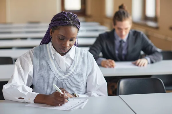 Porträtt Ung Afro Amerikansk Kvinna Klädd Skoluniform Medan Tar Examen — Stockfoto