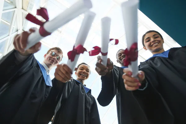 Vista Ángulo Bajo Grupo Graduados Universitarios Con Diplomas Cámara Mientras — Foto de Stock