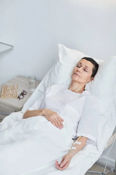 Krank Reif Frau Schlafen Auf Bett Bei Krankenhaus — Stockfoto