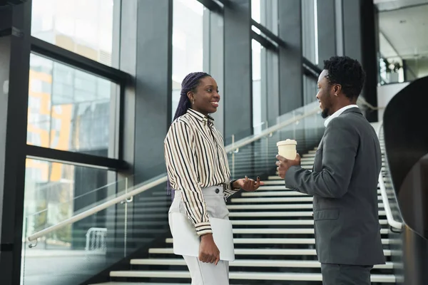 Afro Amerikalı Adamının Ofis Salonunda Beklerken Neşeyle Sohbet Eden Belini — Stok fotoğraf