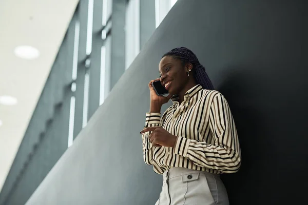 Visão Lateral Gráfica Retrato Uma Mulher Negócios Afro Americana Sorridente — Fotografia de Stock