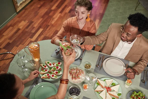 Retrato Vista Superior Una Elegante Pareja Razas Mixtas Disfrutando Cena —  Fotos de Stock