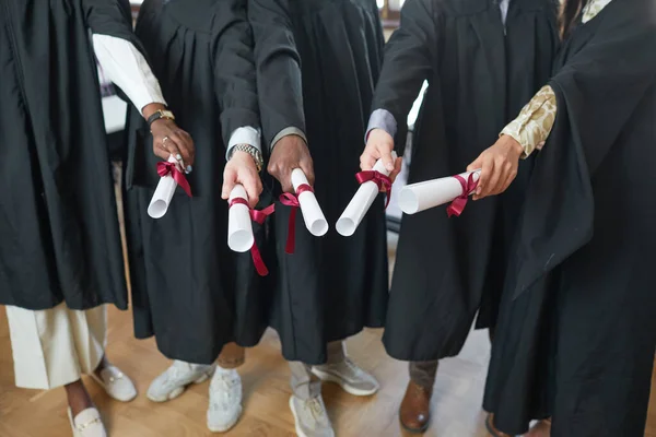 Wysoki Kąt Widzenia Wieloetniczną Grupę Młodych Ludzi Noszących Szaty Dyplomowe — Zdjęcie stockowe