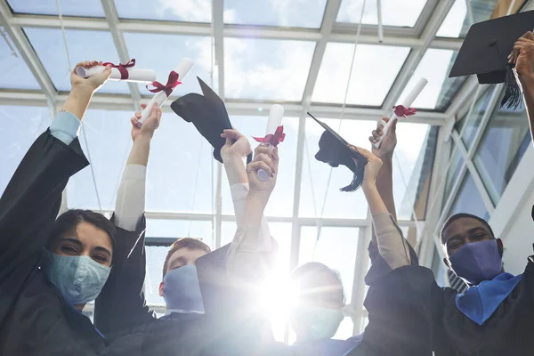 Vista Ángulo Alto Grupo Graduados Universitarios Que Sostienen Diplomas Mientras —  Fotos de Stock