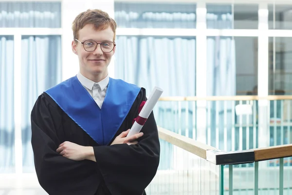 Mezuniyet Elbisesi Giyen Diplomasını Elinde Tutan Modern Üniversitenin Kısımlarında Kolları — Stok fotoğraf
