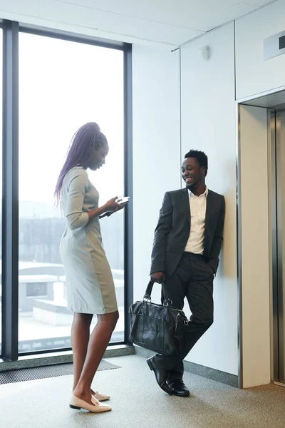 Vertikální Portrét Afroamerického Muže Ženy Čekající Výtah Kancelářské Budově Chatování — Stock fotografie