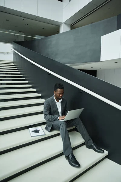 Графічний Повний Портрет Афро Американського Бізнесмена Який Сидить Сходах Офісній — стокове фото