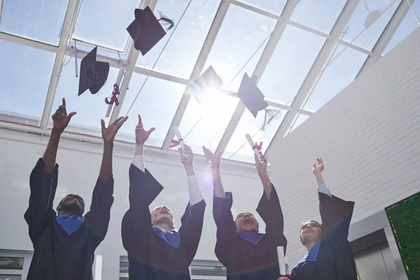 Vista Ángulo Bajo Grupo Diverso Graduados Universidad Lanzando Sombreros Aire —  Fotos de Stock