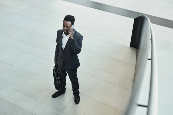 Felülről Lefelé Néző Sikeres Afro Amerikai Üzletember Beszél Okostelefonnal Irodateremben — Stock Fotó