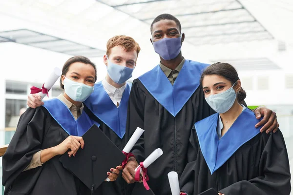 Vielfältige Gruppe Junger Menschen Abschlussklamotten Und Masken Während Sie College — Stockfoto
