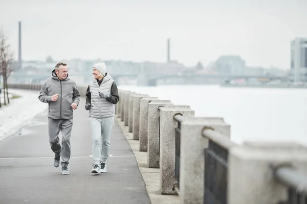 Pareja Mayor Activa Positiva Trajes Deportivos Grises Corriendo Juntos Largo —  Fotos de Stock