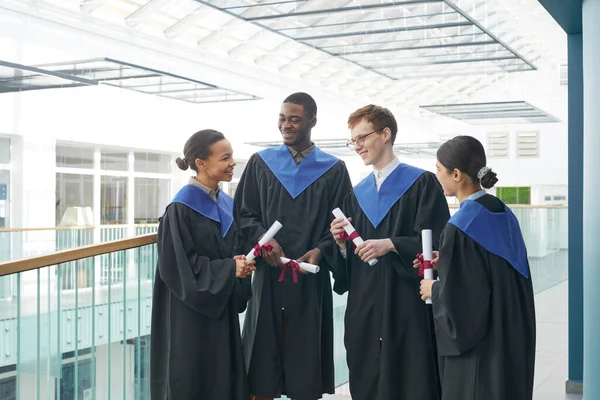 Mezuniyet Elbisesi Giyen Çeşitli Gençler Modern Üniversite Mekanlarında Mutlu Bir — Stok fotoğraf