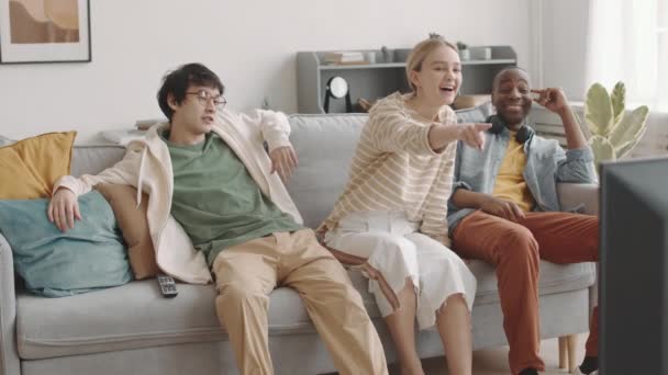 Medium Long Three Diverse Young People Sitting Couch Living Room — Stock Video