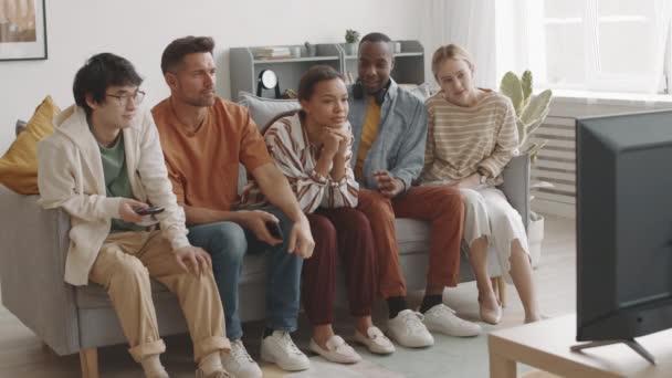 Steadicam Diverse Friends Sitting Couch Living Room Watching African Man — Stock Video