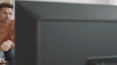 Oturma odasındaki kanepede oturup film izleyip sohbet eden Afrikalı, Asyalı, Melez ve Kafkas kadın ve erkek gruplarını geride bıraktık.