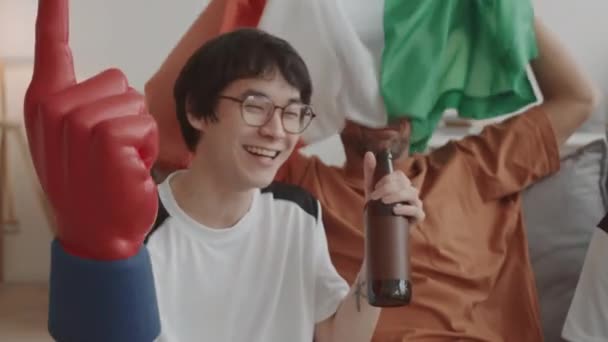 아시아 청년의 손가락을 친구들 집에서 환호하는 — 비디오