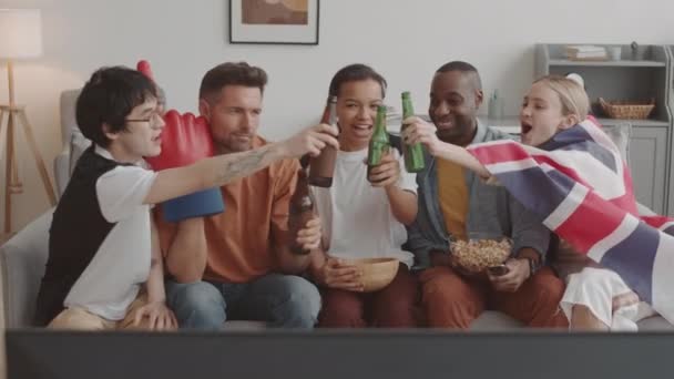 Medio Lungo Donne Uomini Multietnici Seduti Sul Divano Casa Guardando — Video Stock
