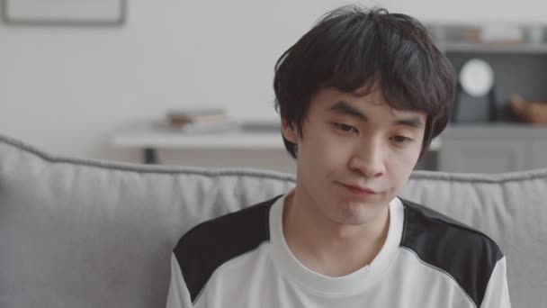 Nachverfolgen Der Linken Schulter Eines Jungen Enttäuschten Asiatischen Mannes Und — Stockvideo