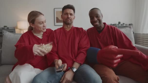 Punto Vista Medio Lungo Diversi Tifosi Calcio Che Indossano Maglie — Video Stock