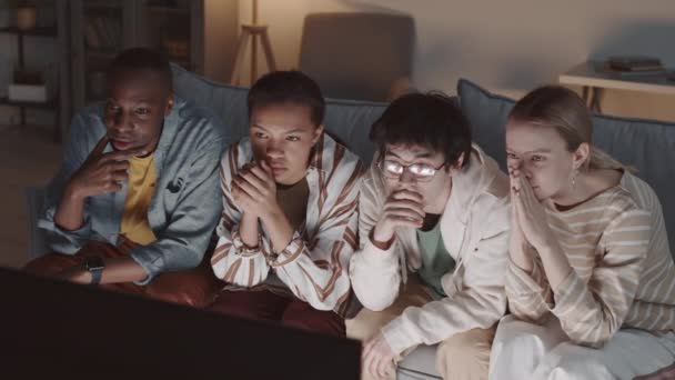 Medio Lungo Quattro Giovani Compagni Multietnici Seduti Sul Divano Camera — Video Stock