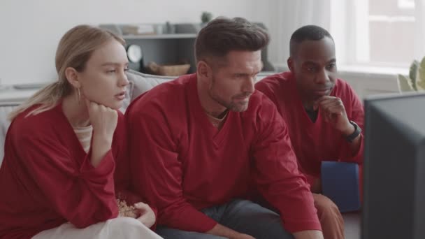 Medium Lång Tre Olika Sportfantaster Bär Matchande Röda Långärmade Shirts — Stockvideo