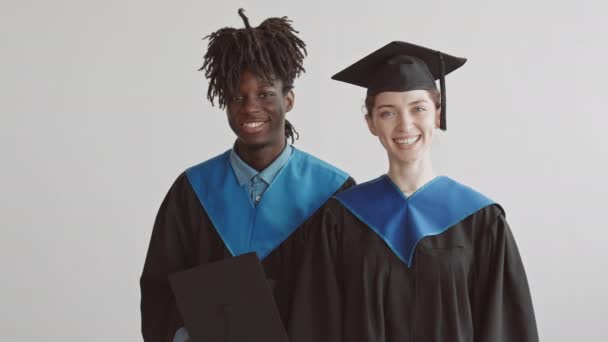 Retrato Mediano Una Joven Pareja Multiétnica Estudiantes Graduados Vestidos Negro — Vídeos de Stock