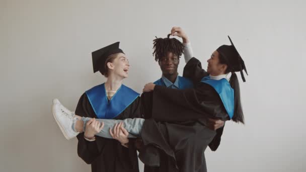 Media Toma Joven Mujer Caucásica Hombre Negro Acaba Graduarse Universidad — Vídeos de Stock