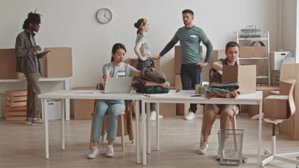 Lentitud Total Pequeño Equipo Hombres Mujeres Multiétnicos Que Trabajan Juntos — Vídeos de Stock