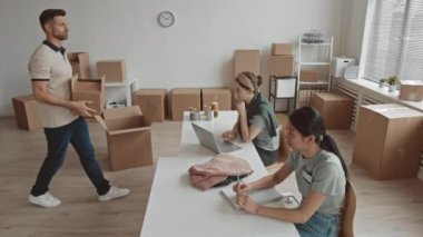 Düşük açılı, cömert insanların yiyecek ve eski giysileri kutulara koyup kâr amacı gütmeyen hayır kurumlarına bağışladığı bir çekim.