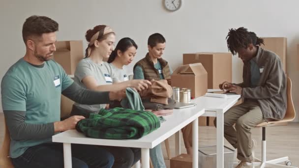 Lentitud Media Del Joven Equipo Multiétnico Voluntarios Empacando Cajas Caridad — Vídeos de Stock