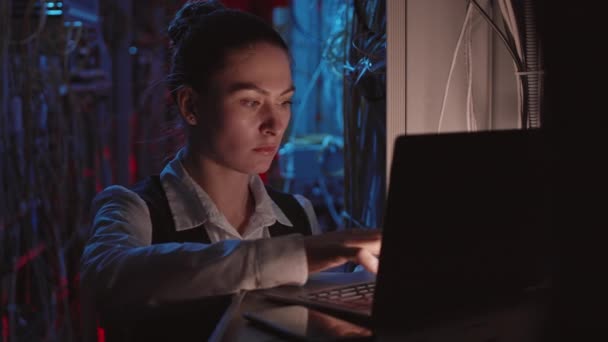 Chest Young Female Caucasian Programmer Wearing Formalwear Sitting Dark Server — Stock video