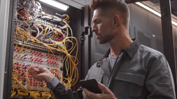 Borst Van Een Blanke Ingenieur Een Grijs Jasje Smartphone Bekijken — Stockvideo