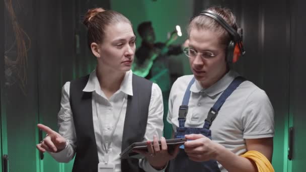 Cintura Para Arriba Del Ingeniero Caucásico Femenino Que Sostiene Computadora — Vídeo de stock