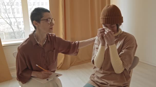 Média Lentidão Jovem Mulher Asiática Casualwear Chapéu Gorro Chorando Sessão — Vídeo de Stock