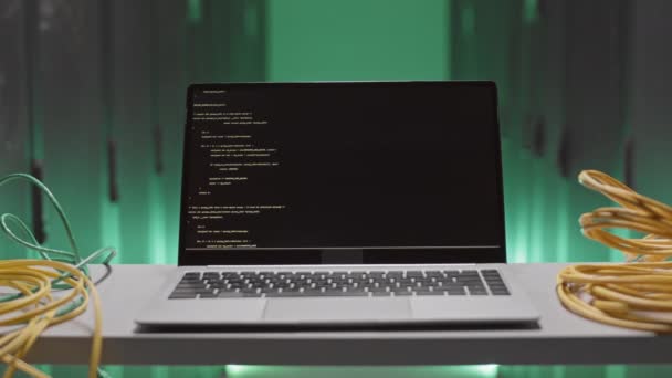 Steadicam Computadora Portátil Con Programa Del Código Computadora Pantalla Negra — Vídeos de Stock