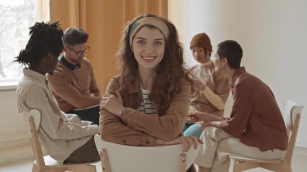 Retrato Lentitud Media Una Joven Mujer Caucásica Sonriente Con Cabello — Vídeos de Stock