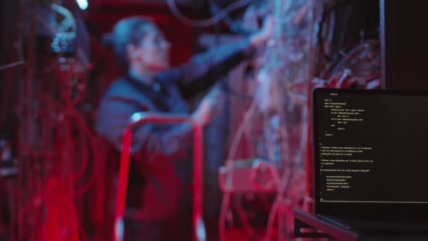 Kırpılmış Dizüstü Bilgisayarın Kapatılması Ekranda Çalışan Bilgisayar Kod Programı Bulanık — Stok video