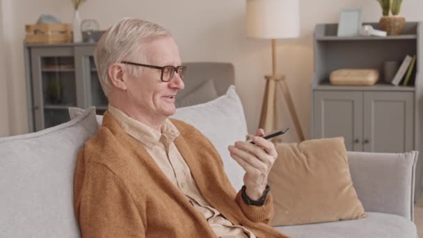 Side View Medium Slowmo Cheerful Caucasian Elderly Man Talking Speakerphone — Vídeos de Stock