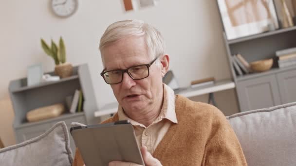 Långsam Närbild Allvarliga Äldre Man Glasögon Läsa Nyheter Digital Tablett — Stockvideo