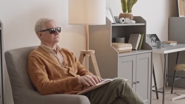 Medium Slowmo Blind Senior Man Casualwear Och Svarta Glasögon Läser — Stockvideo