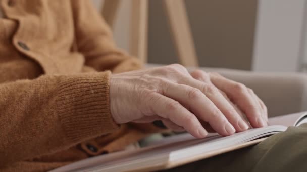 Slowmo Close Unrecognizable Elderly Male Hands Reading Braille Book — ストック動画
