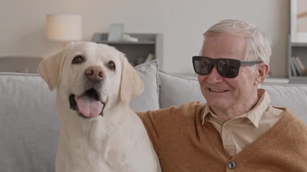 Medium Närbild Porträtt Blind Senior Man Ler Mot Kameran Med — Stockvideo